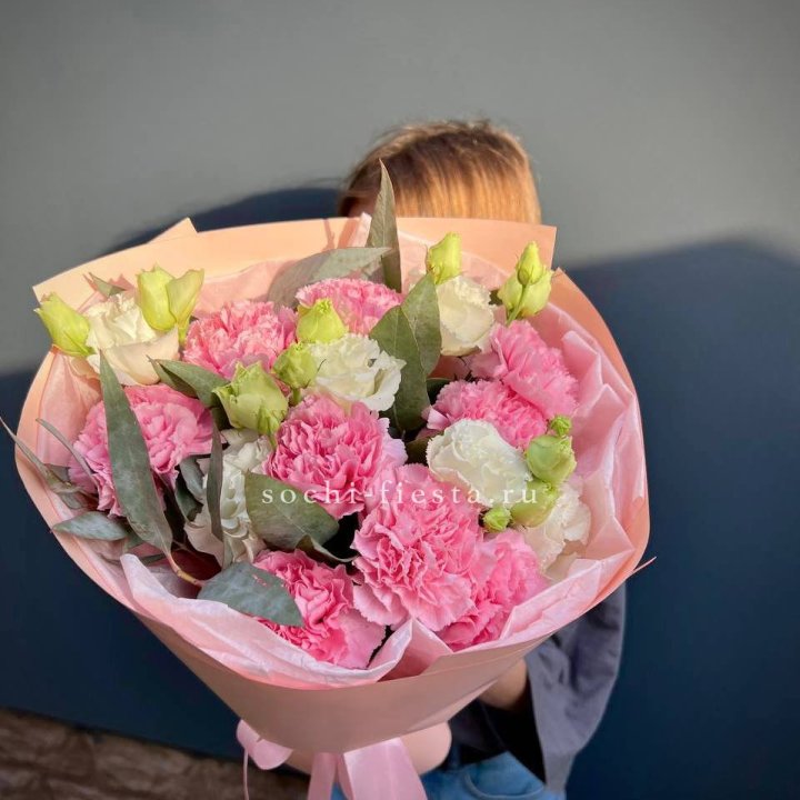 Букет гвоздик и  эустом "Сири" в Владивостоке