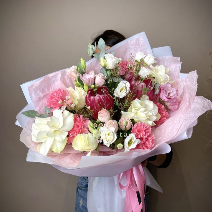 Букет с протеей, розами "Элеонора" в Владивостоке