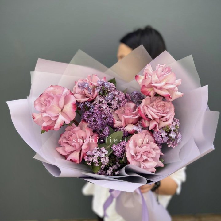 Букет из розовых роз и сирени в Владивостоке