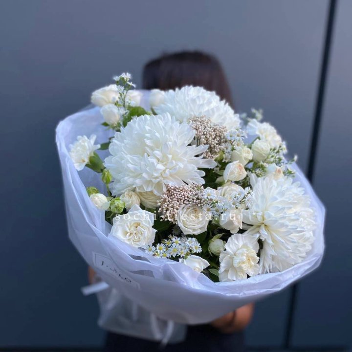 Букет хризантем и роз вайт шотс в Владивостоке