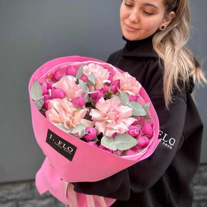 Букет французских и пионовидных роз "Ламиносо" в Владивостоке