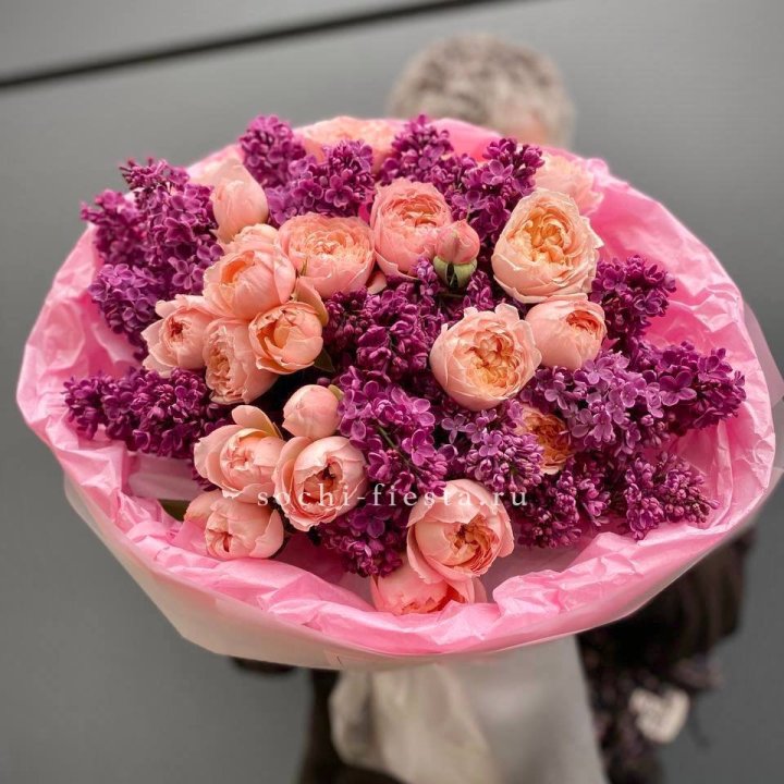  Дуо букет из кустовых роз и сирени в Владивостоке