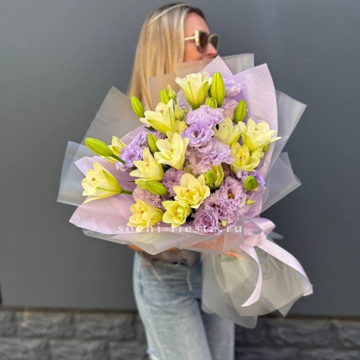  Букет лилий и эустом в Владивостоке