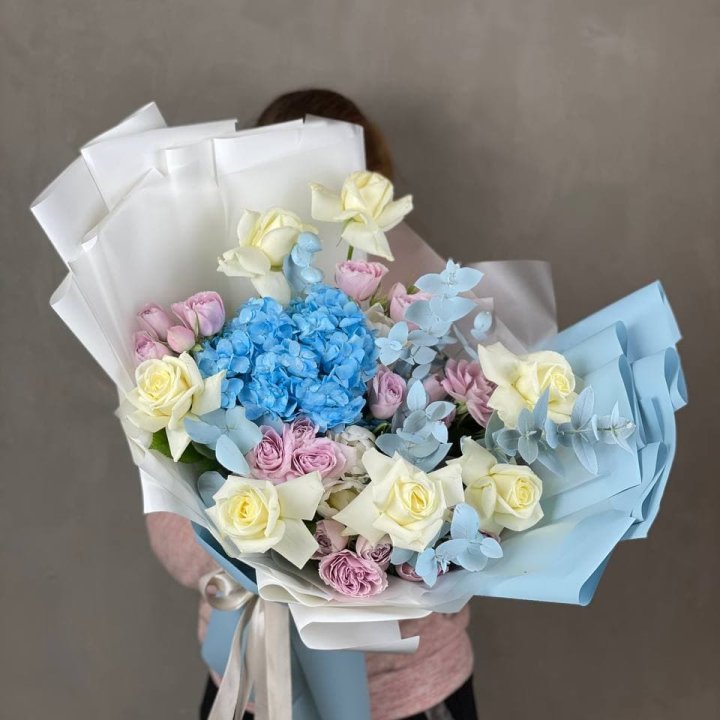 Дизайнерский букет "Блю скайфорт" в Владивостоке