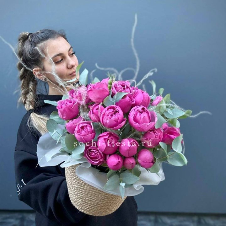 Пионовидные розы  в джутовом кашпо  в Владивостоке