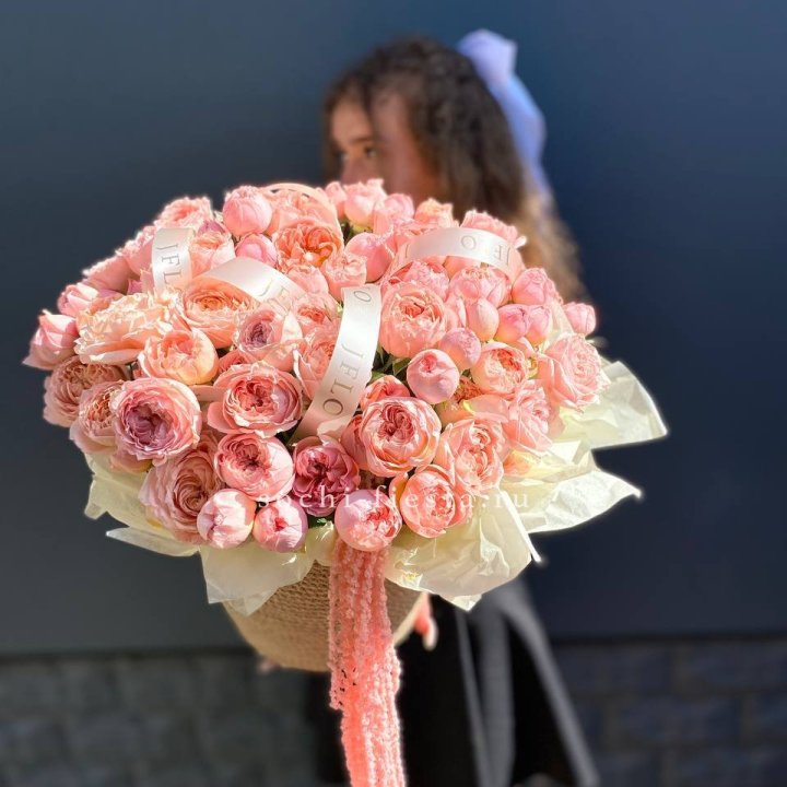 Кустовые розы Джульетта в джутовом кашпо в Владивостоке