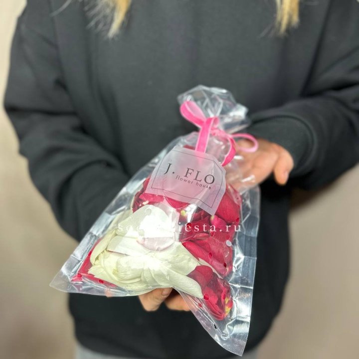 Лепестки роз в Владивостоке