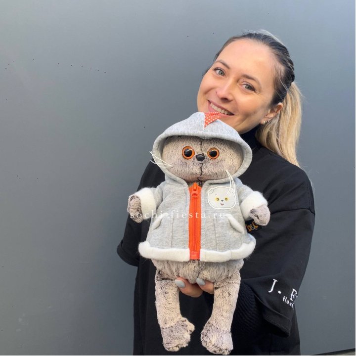 Кот Басик в толстовке в Владивостоке