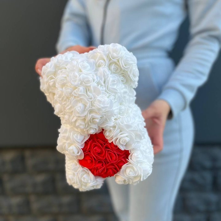 Медведь с красным седцем в Владивостоке