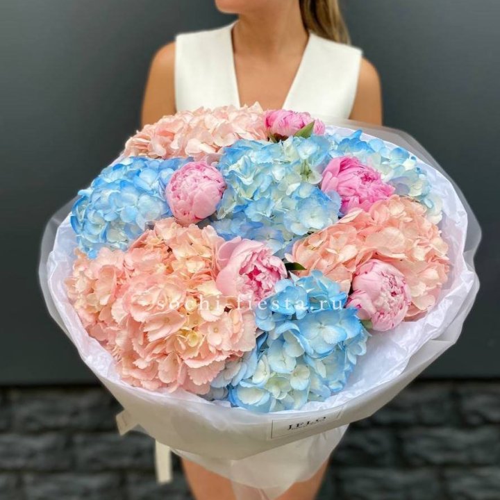 Дуобукет гортензии с пионами  в Владивостоке
