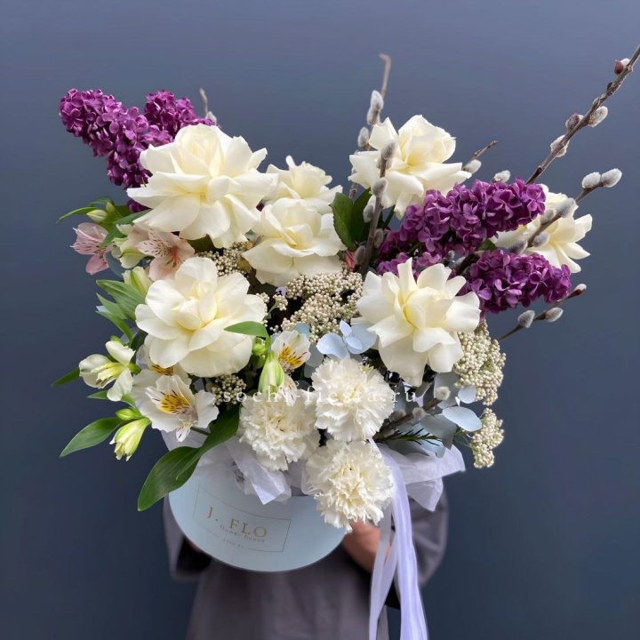 Цветочный бокс Французских роз и Сирени в Владивостоке