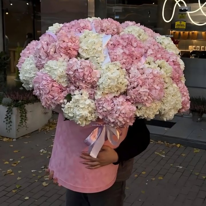 Дизайнерский цилиндр с гортензиями  в Владивостоке
