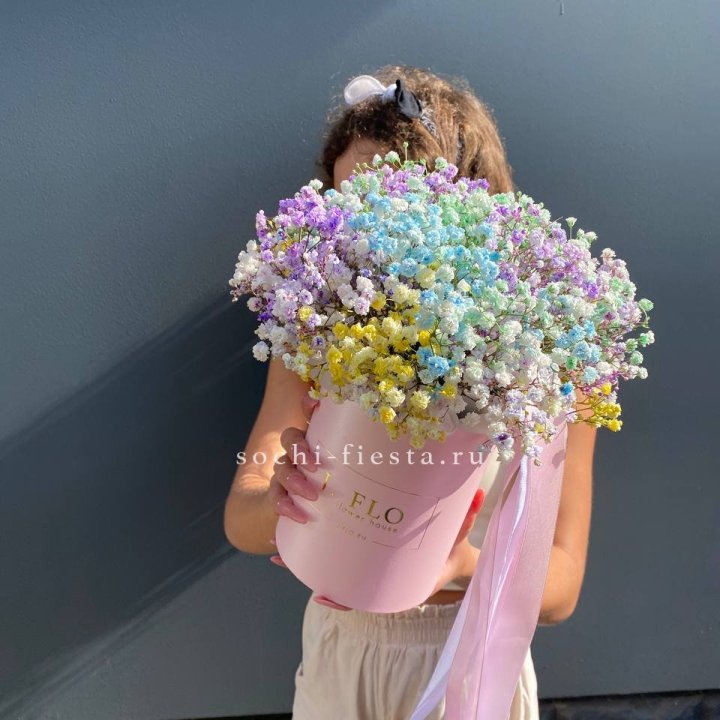 Радужные гипсофилы в шляпной коробке в Владивостоке