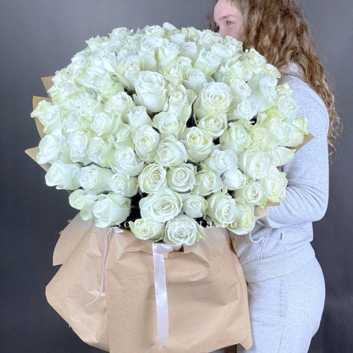 101 белая высокая импортная роза в Владивостоке