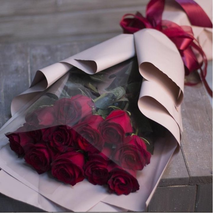 11 голландских роз в оформлении в Владивостоке