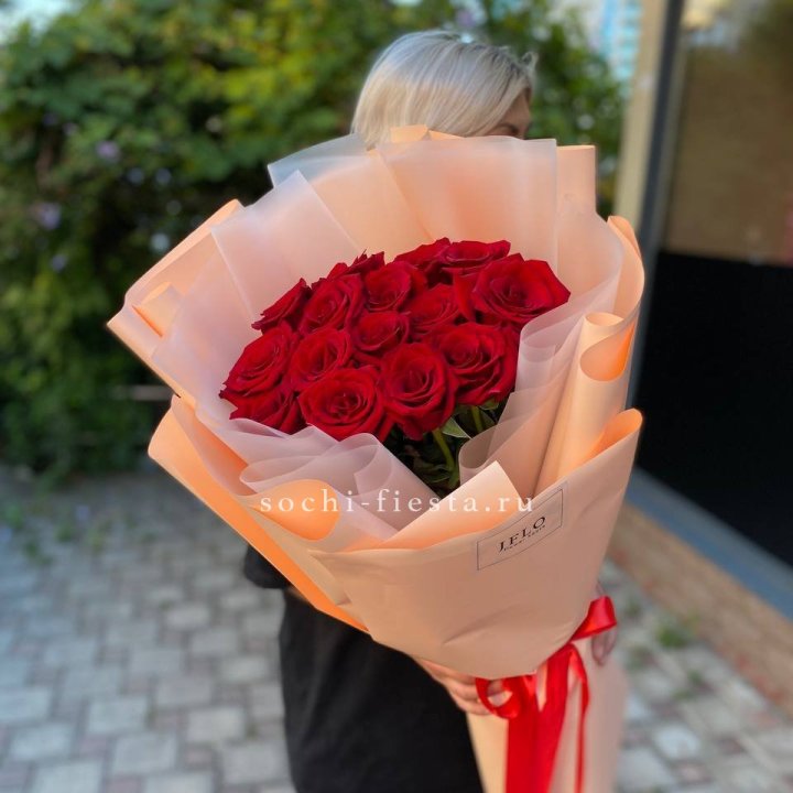 15 голландских роз в оформлении в Владивостоке
