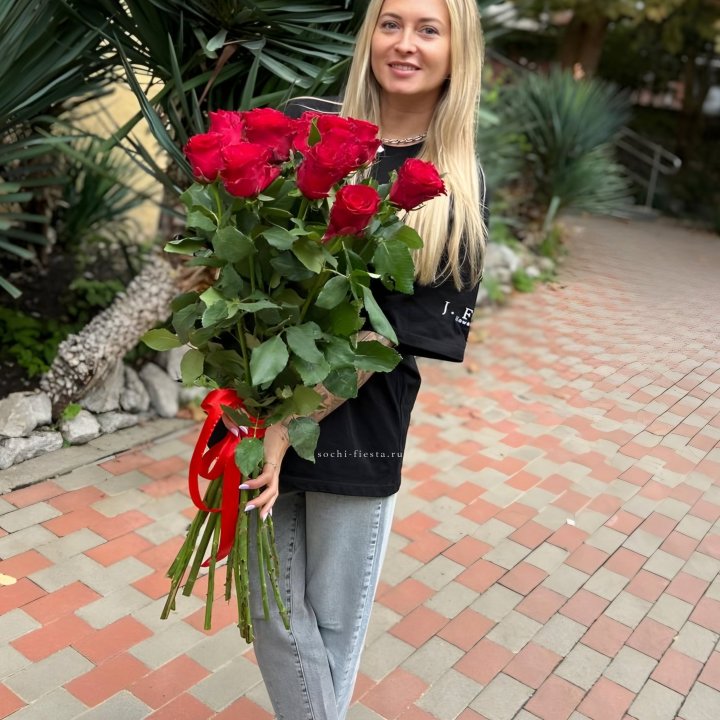 15 высоких красных роз в Владивостоке