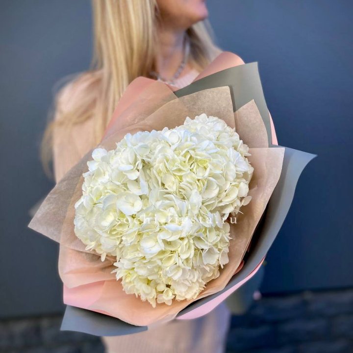 Букет из трёх белых гортензий в Владивостоке