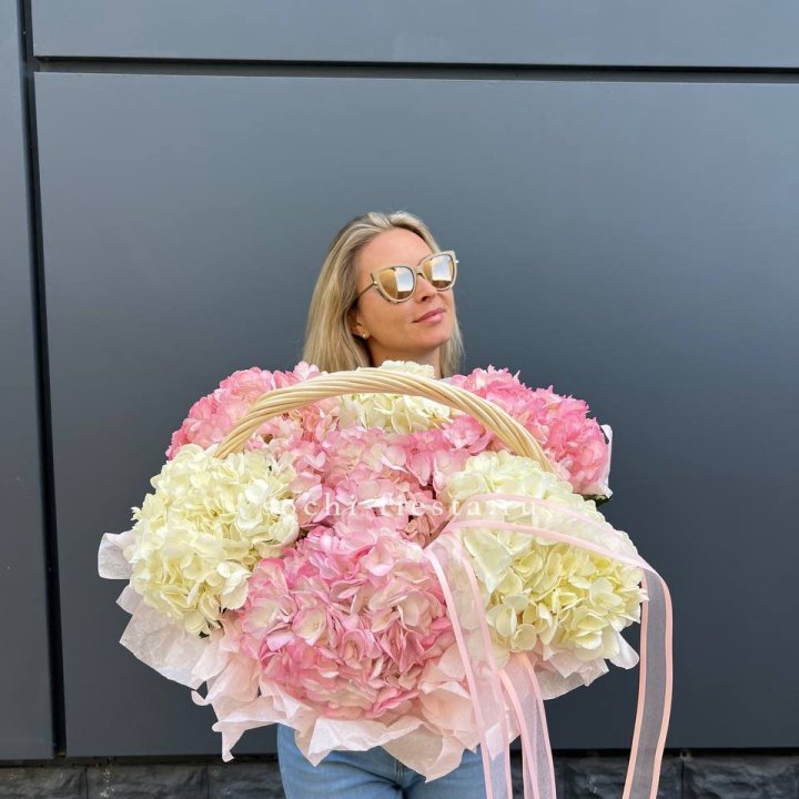 7 гортензий в корзине в Владивостоке