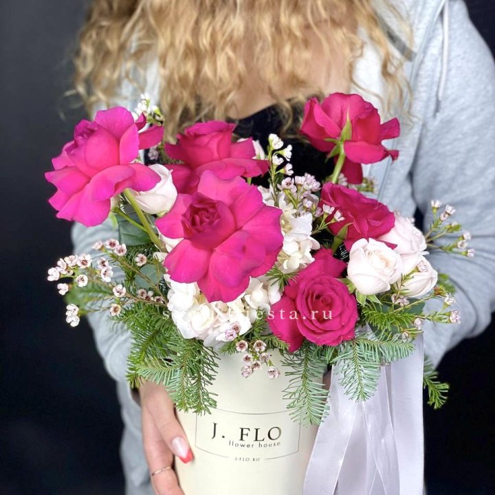 Новогодняя композиция в коробке пинк розе в Владивостоке