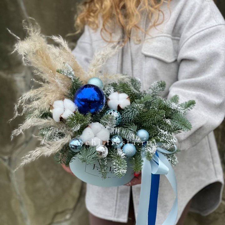 Новогодняя композиция в коробке блю в Владивостоке