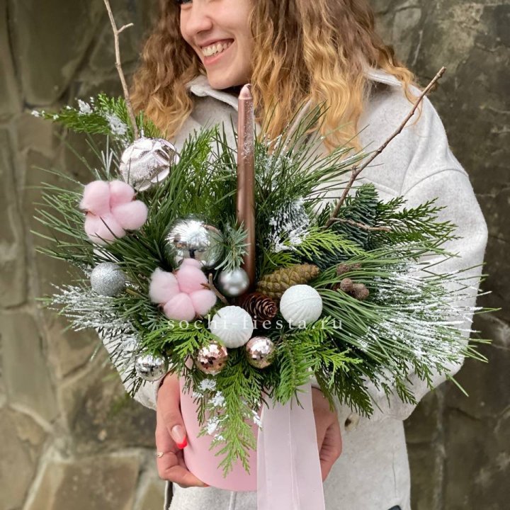 Новогодняя композиция в коробке пинк в Владивостоке