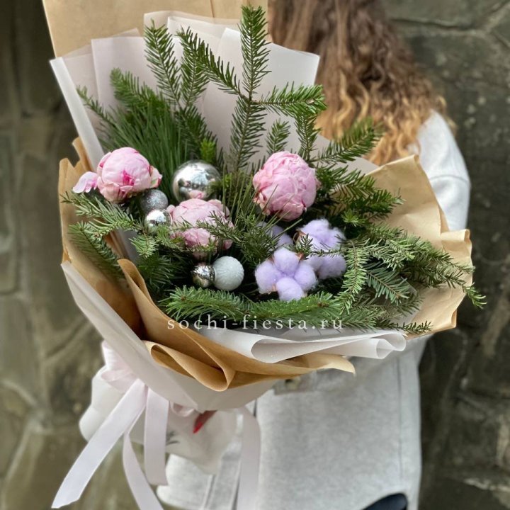 Новогодний букет с пионами  в Владивостоке