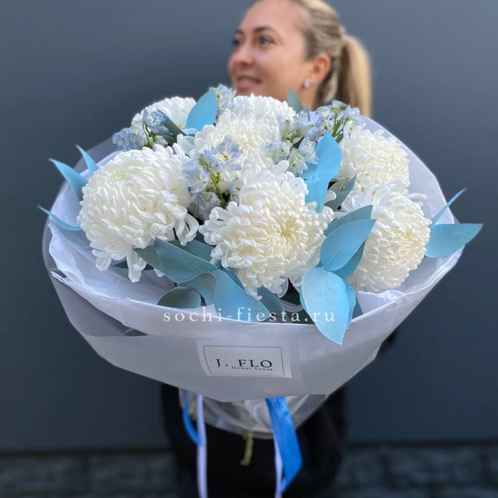 Букет хризантем Бигуди и дельфиниума  в Владивостоке