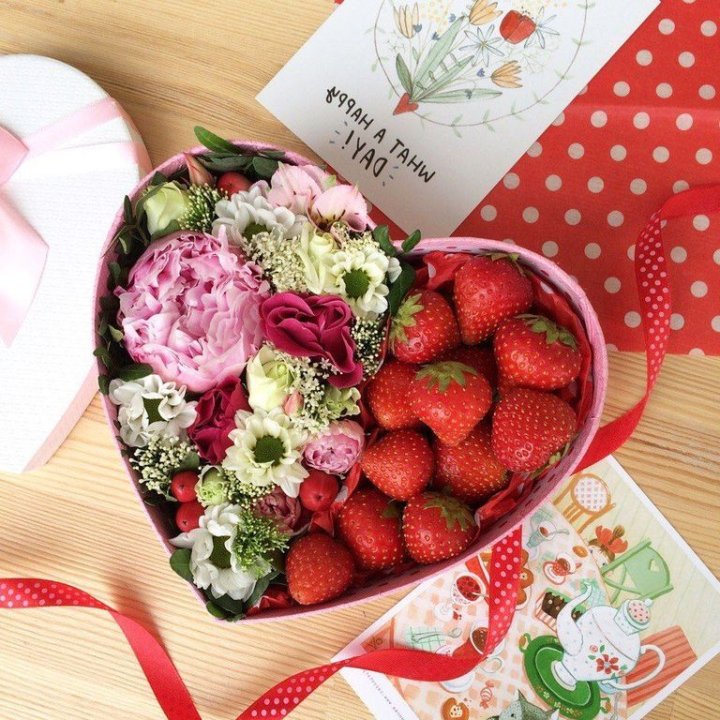 Бокс с клубникой и цветами в Владивостоке