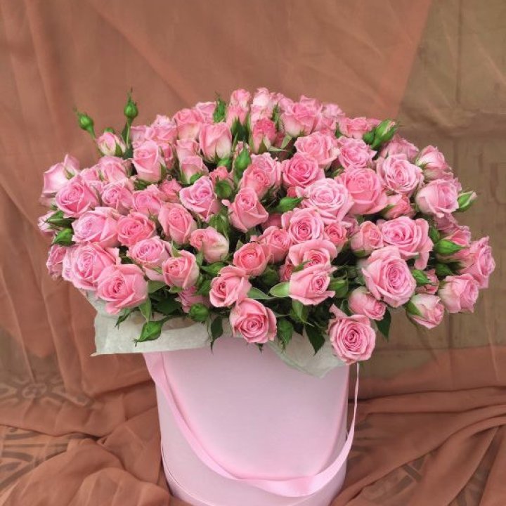 Кустовые розы в коробке в Владивостоке