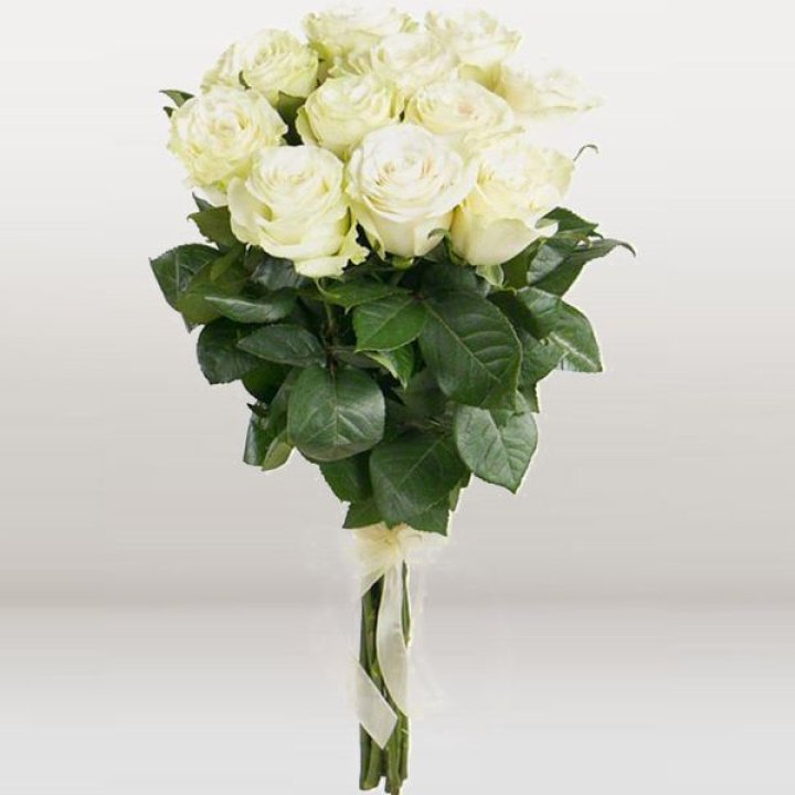 11 белых голландских роз в Владивостоке