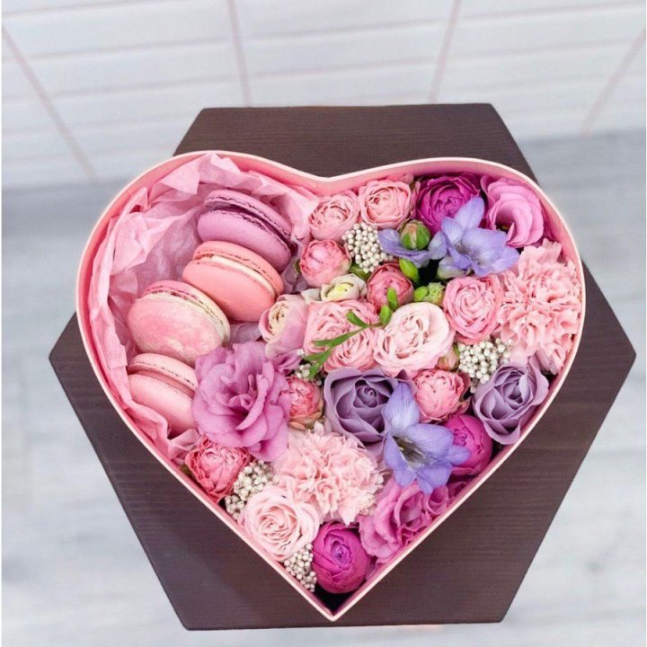 Бокс-сердце с макаронс  в Владивостоке