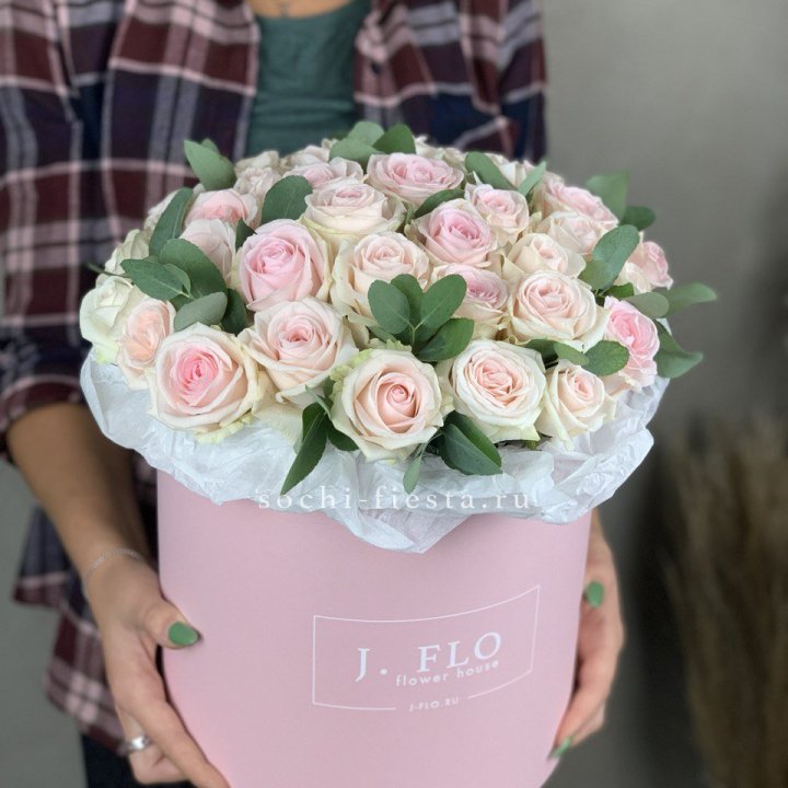 35 розовых роз в цилиндре в Владивостоке