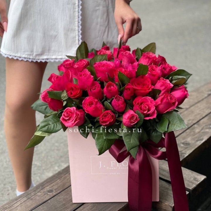 55 алых роз в кубе в Владивостоке