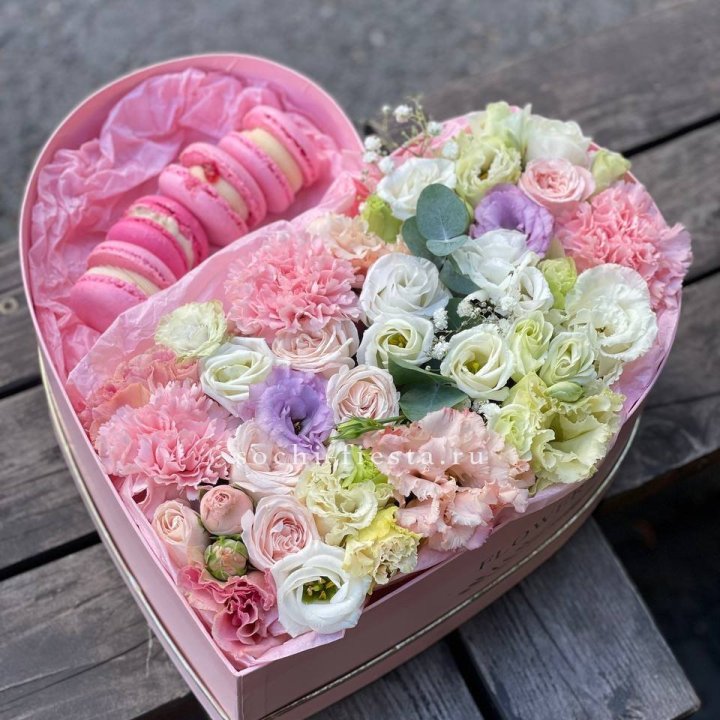 Бокс-сердце с макарон "Пинк" в Владивостоке
