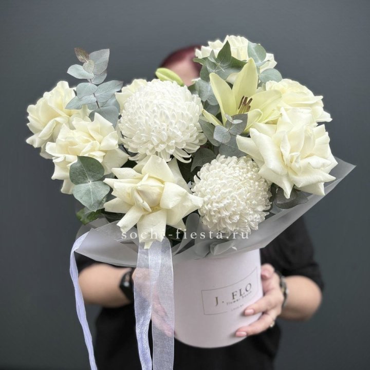Цветы в шляпной коробке  в Владивостоке
