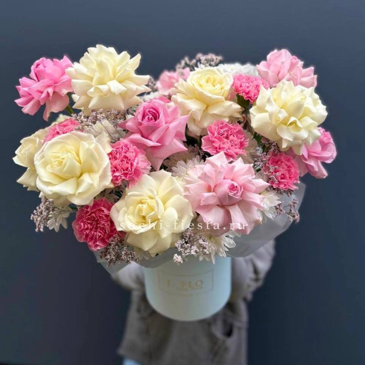 Коробка французских роз и диантусов "Бони" в Владивостоке