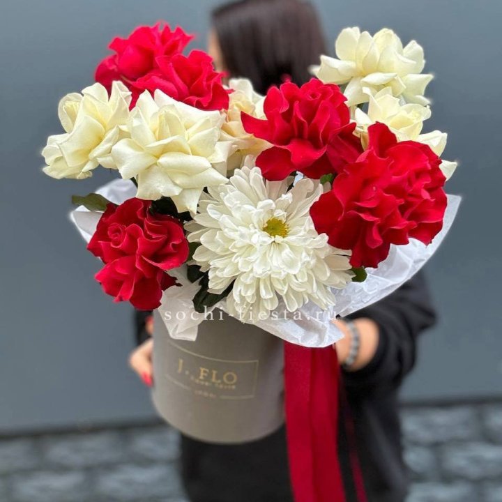 Французские розы с хризантемой в боксе в Владивостоке