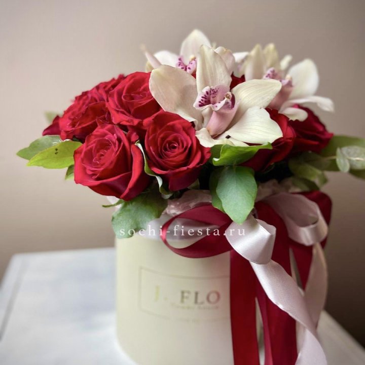 Розы и орхидеи в боксе в Владивостоке