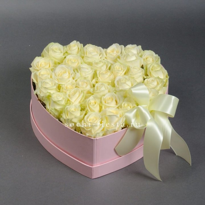 35 белых роз в коробке "Сердце" в Владивостоке
