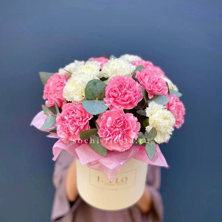 Диантусы в цилиндре в Владивостоке