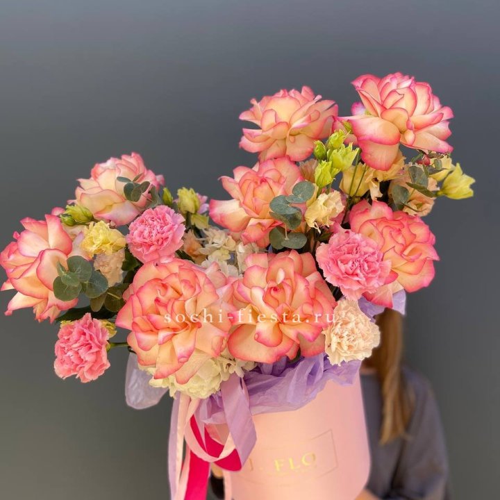 Бокс нежный с розами в Владивостоке