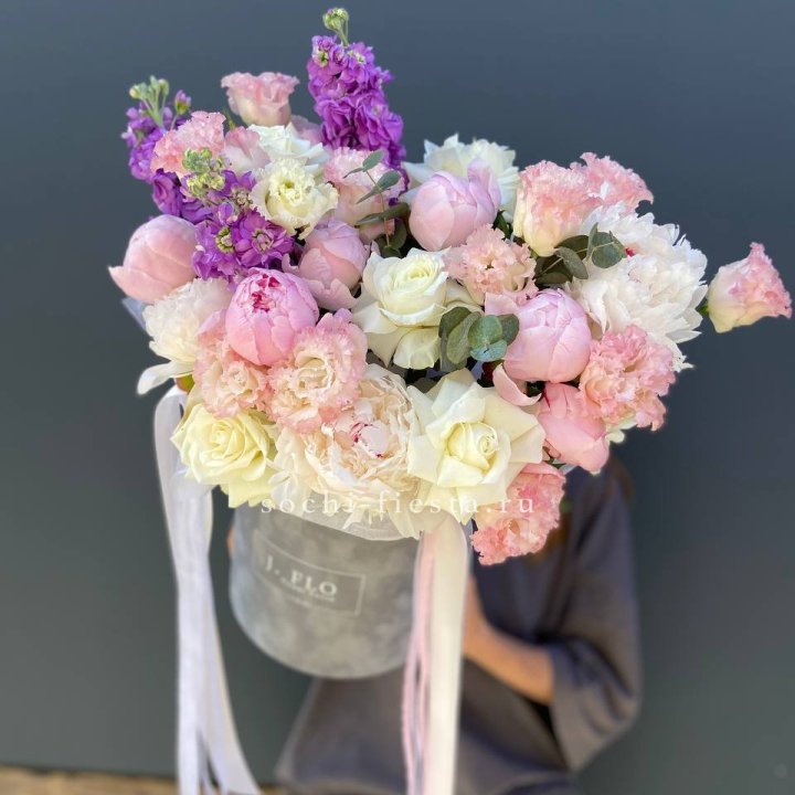 Дизайнерский цилиндр с пионами "Ривьера" в Владивостоке