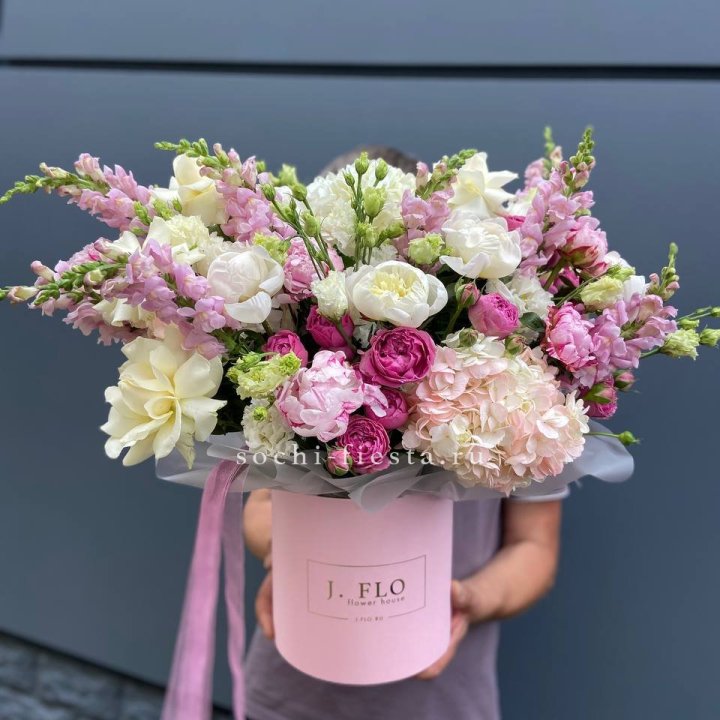 Дизайнерский цилиндр с пионами "Саманта" в Владивостоке