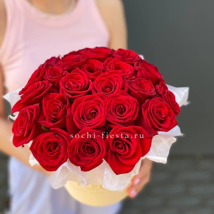 Красные розы в цилиндре в Владивостоке