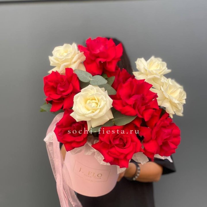 13 Французских роз в боксе в Владивостоке