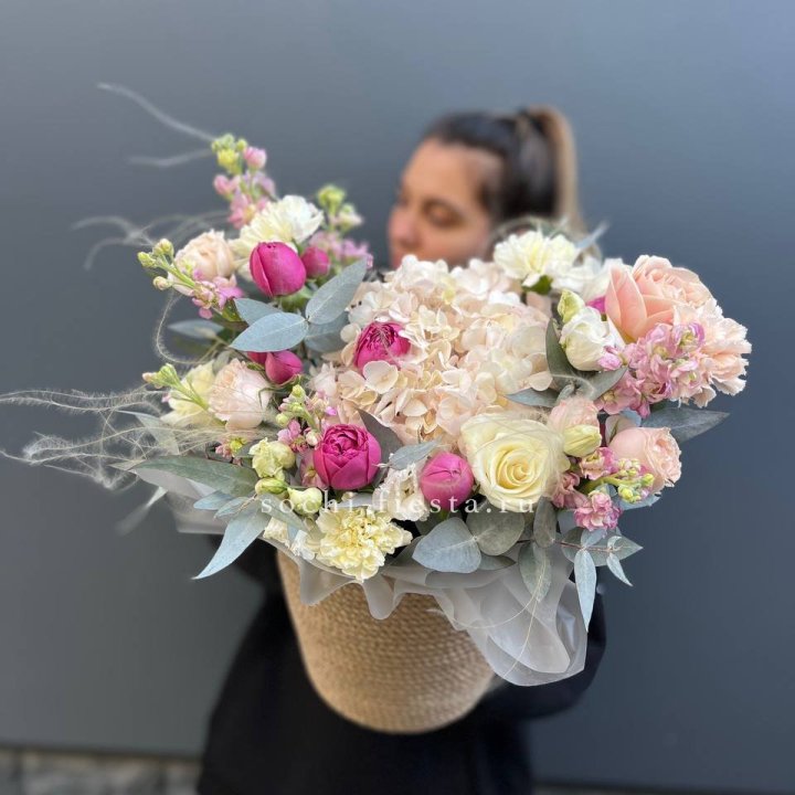 Цветочная композиция в джутовом боксе  в Владивостоке