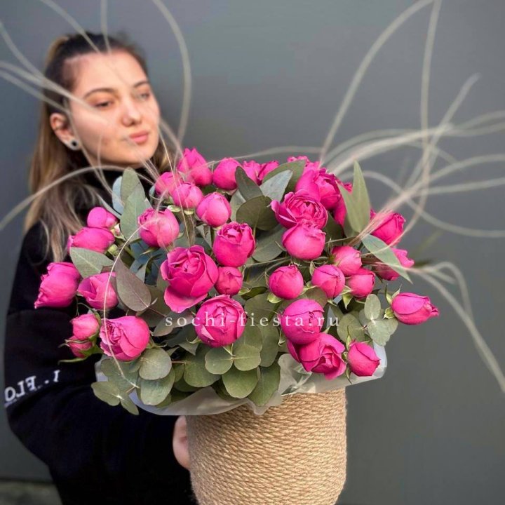 Пионовидные розы Мисти Бабблс в джутовом кашпо в Владивостоке