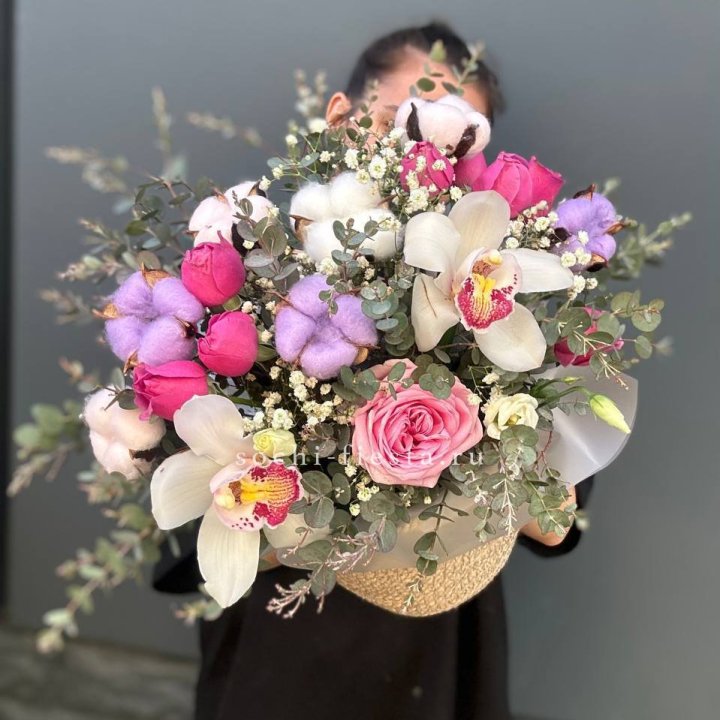 Орхидея и розы в джутовом кашпо в Владивостоке