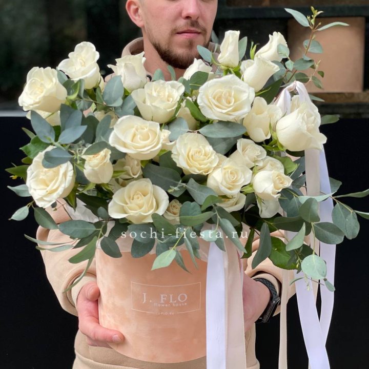 41 белая роз в бархатном боксе в Владивостоке